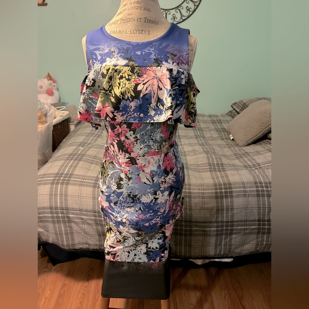Beige by Esi fitted floral cocktail dress with peek-a-boo shoulder.